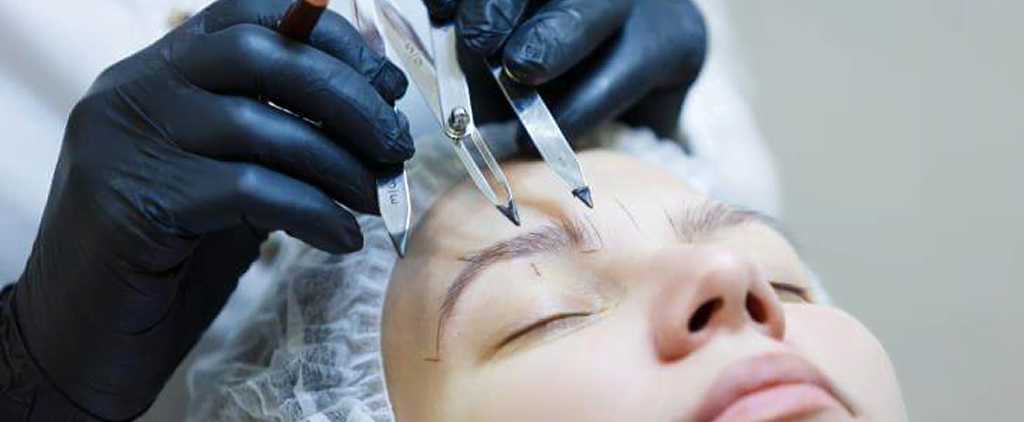 doctor drowing patient eyebrow before surgery